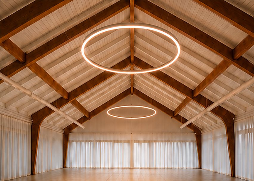 Anillos de luz a medida en una nave con techo de madera